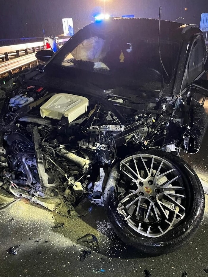 Mehrere Fahrzeuge wurden bei dem Unfall beschädigt.