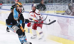 Chay Genoway (re.) und die Bulls gewannen das Heimspiel gegen Linz mit 5:2.