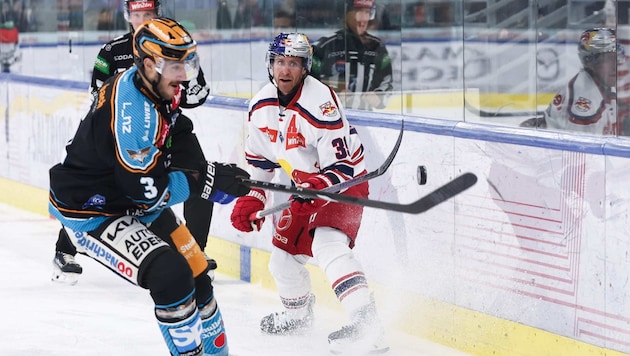 Chay Genoway (re.) und die Bulls gewannen das Heimspiel gegen Linz mit 5:2. (Bild: GEPA pictures)