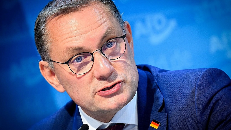 AfD-Vorsitzender Tino Chrupalla hat Russland zum Sieger des Ukraine-Krieges erklärt. (Bild: APA/dpa/Bernd von Jutrczenka)