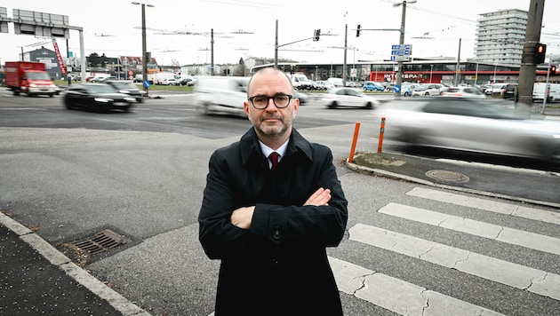 The busiest intersection in Linz on Salzburger Straße is not always easy to cross. Dietmar Prammer wants to remedy the situation. (Bild: Markus Wenzel)