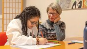 Leen (10) und Gabi (67) lernen gemeinsam Mathe.