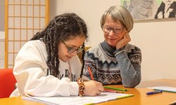 Leen (10) und Gabi (67) lernen gemeinsam Mathe.