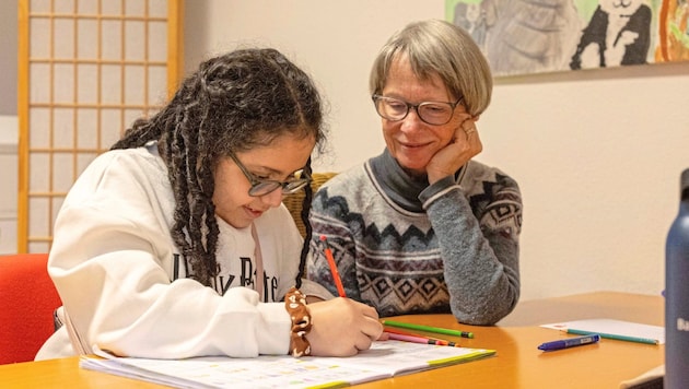 Leen (10) und Gabi (67) lernen gemeinsam Mathe. (Bild: Urbantschitsch Mario)