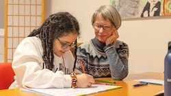 Leen (10) und Gabi (67) lernen gemeinsam Mathe.