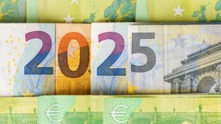 Von den Bruttolöhnen und -gehältern sowie von den Bruttopensionen bleibt uns ab nächsten Jahr netto mehr. Die „Krone“ rechnet vor, wie alle Einkommensbezieher ab 2025 profitieren. (Bild: stock.adobe.com/andrzejrostek@gmail.com)