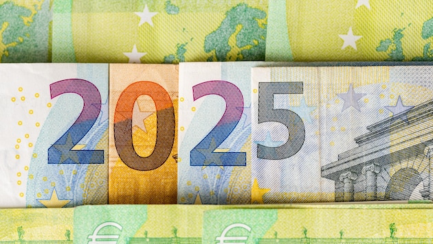 Von den Bruttolöhnen und -gehältern sowie von den Bruttopensionen bleibt uns ab nächsten Jahr netto mehr. Die „Krone“ rechnet vor, wie alle Einkommensbezieher ab 2025 profitieren. (Bild: stock.adobe.com/andrzejrostek@gmail.com)