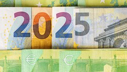 Von den Bruttolöhnen und -gehältern sowie von den Bruttopensionen bleibt uns ab nächsten Jahr netto mehr. Die „Krone“ rechnet vor, wie alle Einkommensbezieher ab 2025 profitieren. (Bild: stock.adobe.com/andrzejrostek@gmail.com)