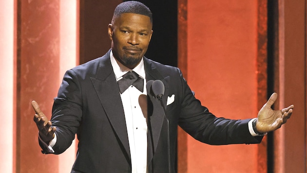 Jamie Foxx was pelted with a glass by a neighbor during his birthday dinner. (Bild: AFP/Etienne LAURENT)