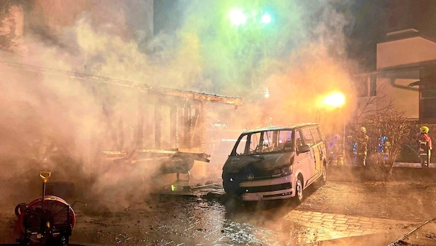 Die Garage und Autos standen in Vollbrand. (Bild: Markus Tschepp/Markus Tschepp, Krone KREATIV)