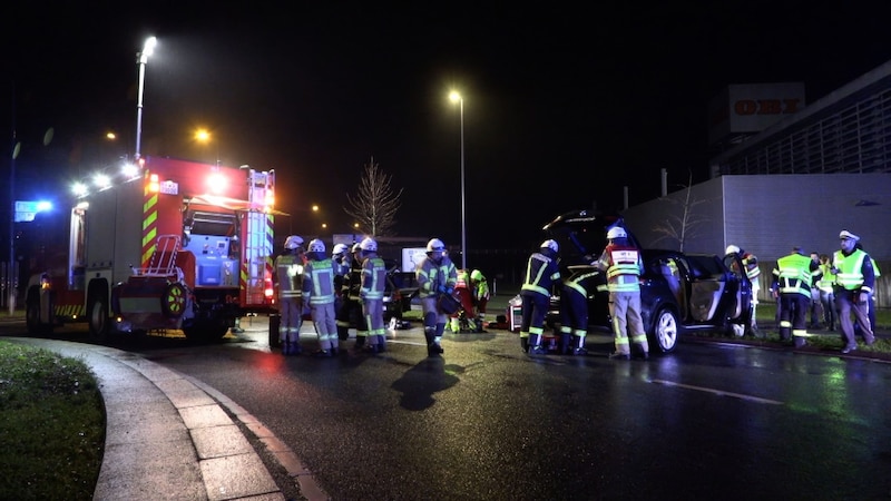 Während der Aufräumarbeiten wurde der Verkehr umgeleitet.  (Bild: Maurice Shourot)