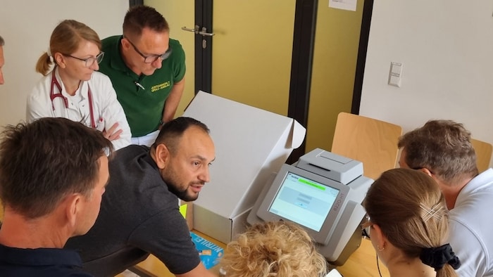 Aktuell ist ein Ionen-Mobi- litäts-Spektrometer im Testbetrieb, um Suchtmittel zu ...