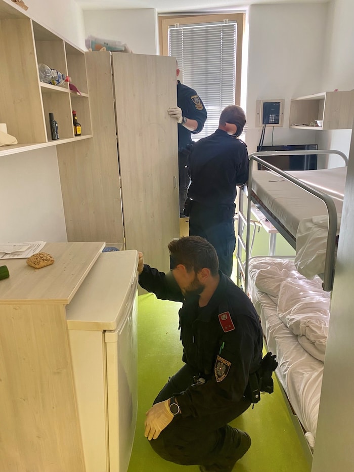 Immer wieder halten Bedienstete in Zellen Ausschau nach Drogen.