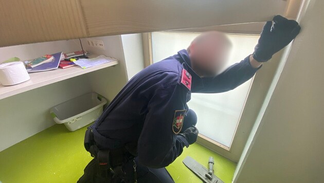 A prison guard searching a detention room. (Bild: Justizministerium)