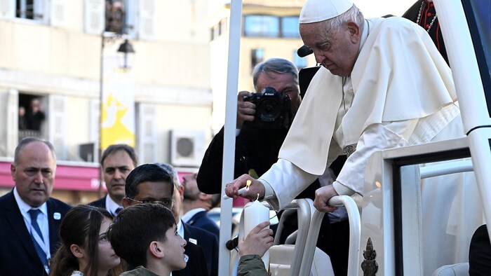Viele Bewohner Ajaccios sangen Lieder oder baten um Segen.