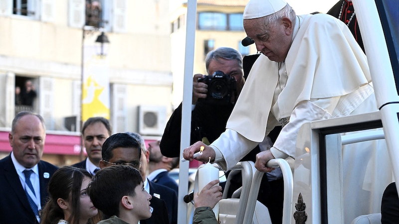 Many residents of Ajaccio sang songs or asked for blessings. (Bild: APA/AFP/Tiziana FABI)