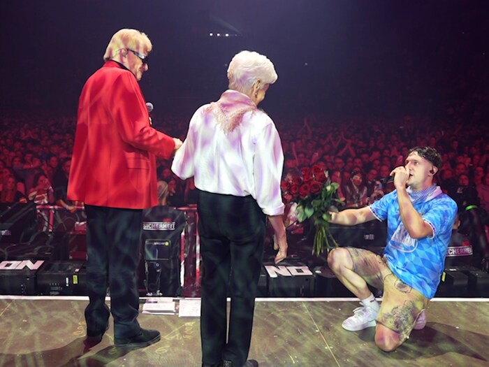 Heino auf der Bühne zusammen mit Rapper Tream und dessen Oma Anna.