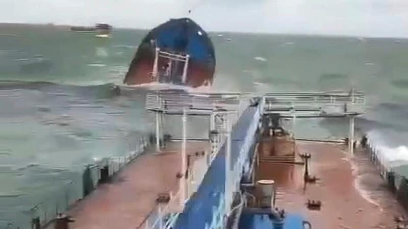 Die beiden im Sturm gekenterten Tanker sollen zusammen 9000 Tonnen Heizöl geladen haben.  (Bild: AP/The Russian Southern Transport Prosecutor's Office)