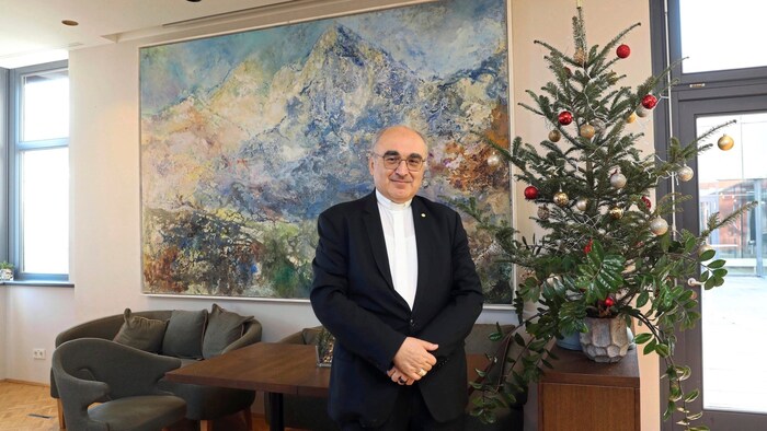 The Styrian head shepherd Wilhelm Krautwaschl in the Christmas-decorated hotel at Seggau Castle