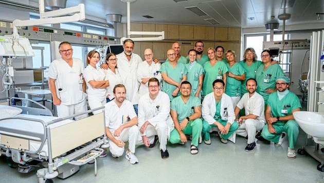 Top urologist Dr. Fajkovic (back, 4th from left) - here with his team - moved to St. Pölten. (Bild: Imre Antal)