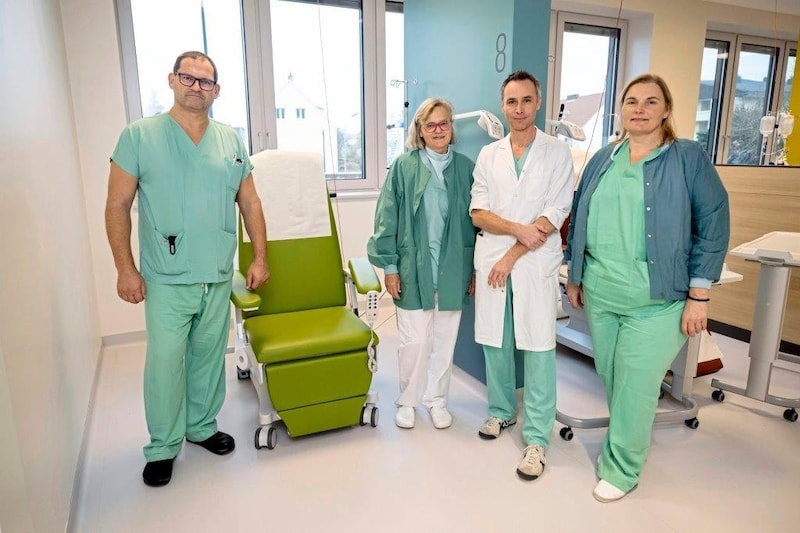 Fertl (left) with nurse Martin Beilschmied and nurses Andrea Fellner-Strasser and Karin Hübl. A class of its own. (Bild: Imre Antal)