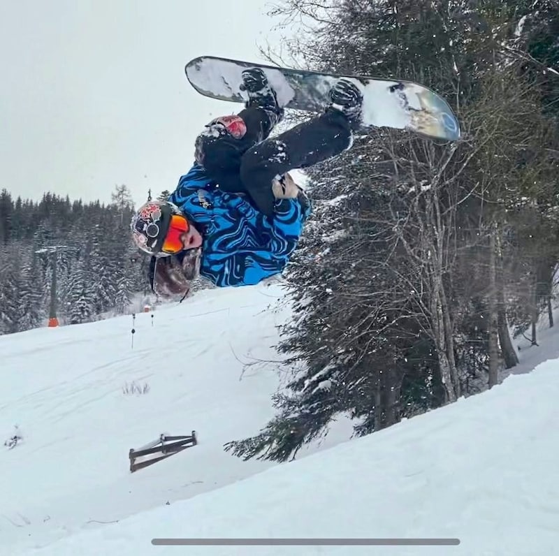 Da konnte der Zwettler Gymnasiast noch seinem Lieblingshobby – dem Snowboarden – nachgehen. (Bild: Privat/zVg)