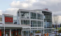 Die Emco-Geschäftsführung und der Betriebsrat unterschrieben eine Vereinbarung.