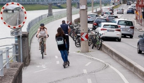 Auf dem E-Scooter ohne Helm in vollem Karacho durch den Verkehr – das soll es bald nicht mehr ...