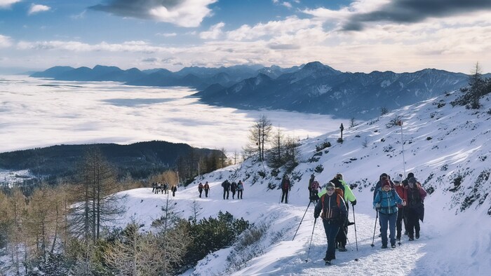Advent hikers on the ascent to the Dobratsch