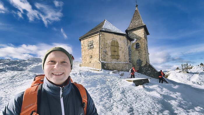 Mountain pastor Roland Stadler in front of the German Church.
