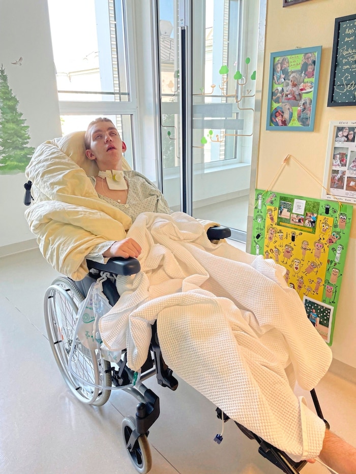 Jonathan is in complete need of care. In order for his parents to be able to care for him at home, they need to invest at least 200,000 euros, which the family cannot afford.