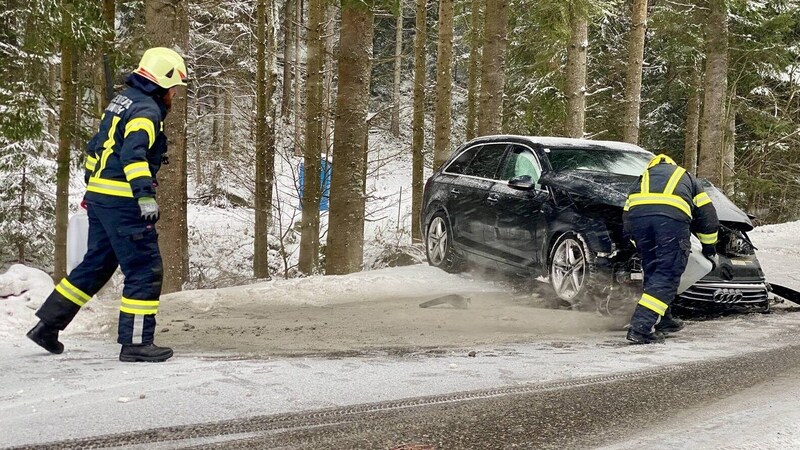 Feuerwehrleute regelten nach dem Unfall den Verkehr. (Bild: FF Laimbach)