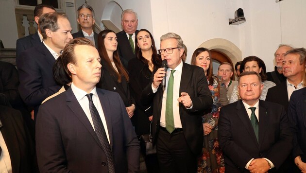 For the trio Karlheinz Kornhäusl, Christopher Drexler and Werner Amon (from left to right), only two seats remain in the government. (Bild: Jauschowetz Christian/Christian Jauschowetz)