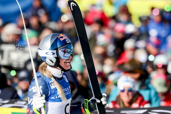 Lindsey Vonn erhielt im Ziel viel Applaus.
