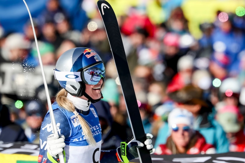 Lindsey Vonn erhielt im Ziel viel Applaus. (Bild: GEPA pictures)