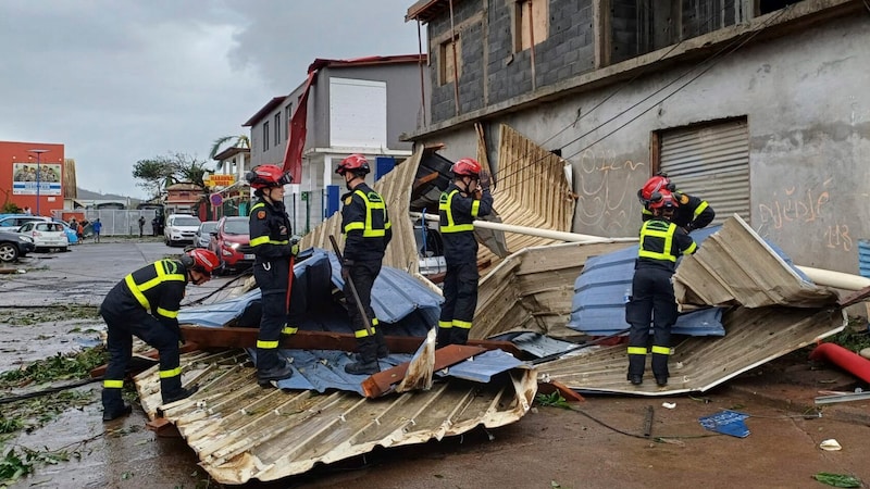 Die Feuerwehr im Einsatz (Bild: AP)