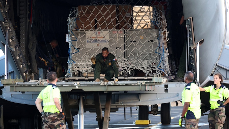 Hilfslieferung vom französischen Festland (Bild: AFP/Richard Bouhet)