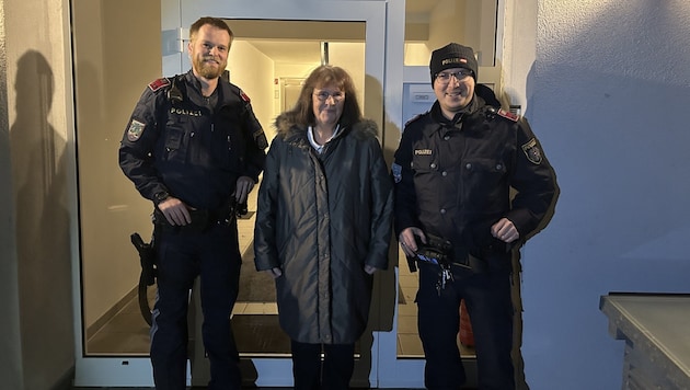 Die Polizisten Stefan E. und Stefan W. mit der aufmerksamen Marlies (Bild: Polizei OÖ)