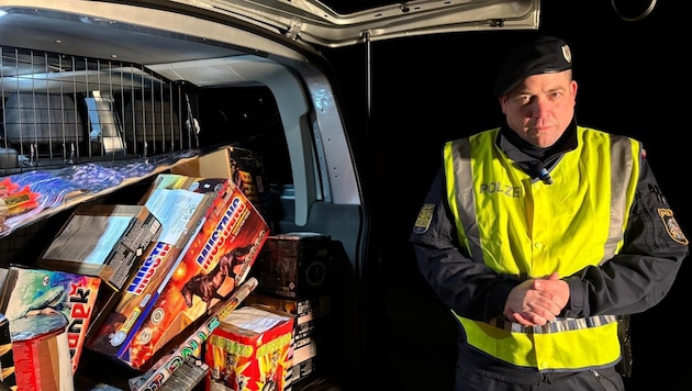 Bei einer Schwerpunktkontrolle stellte Sprengstoffexperte Markus Kreilmeier massenweise Feuerwerkskörper sicher. (Bild: Christoph Gantner)