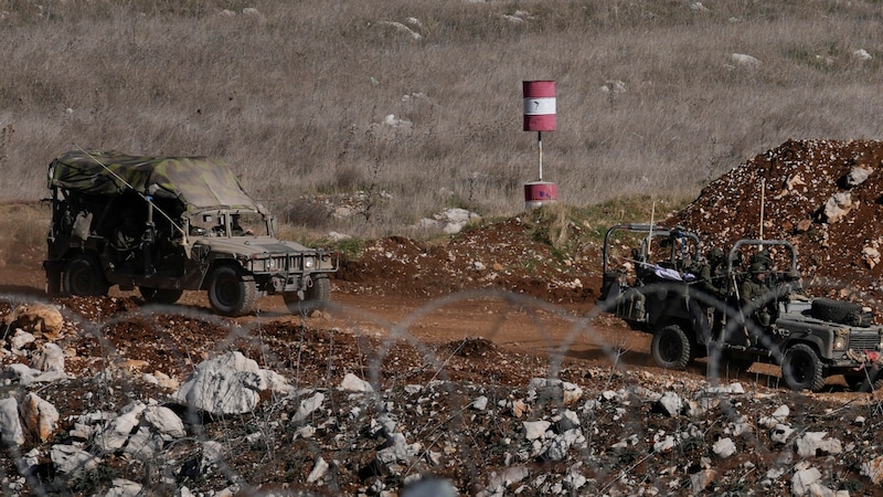 Israelische Militärfahrzeuge in der syrischen Pufferzone (Bild: AP/Matias Delacroix)