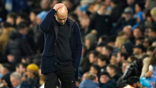 Pep Guardiola kann sich nur an den Kopf greifen. (Bild: AP)