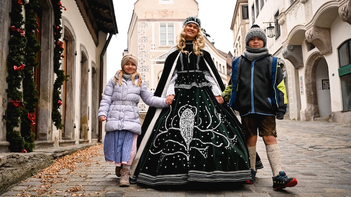 Sechs Frauen – hier Sophia Buchberger – schlüpfen abwechselnd in das Kostüm des Steyrer ...