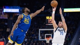 Luka Doncic (r.) und Co. sorgten für einen NBA-Dreipunkter-Rekord (Bild: AP)