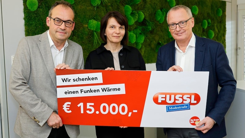 Ernst und Martina Mayr von der Fussl Modestraße mit „Krone“-Chefredakteur Klaus Herrmann (re.). (Bild: Holl Reinhard/Reinhard Holl)