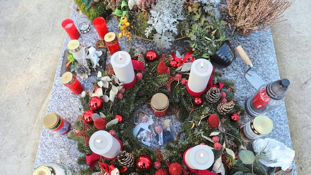 Das auf dem Grab platzierte Hochzeitsfoto von Simone und Richard Lugner wurde zerstört.  (Bild: Jöchl Martin)