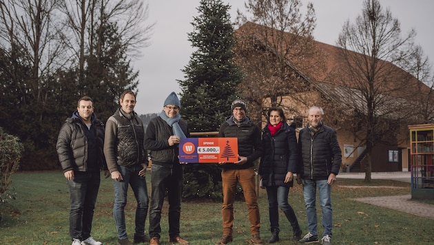 v.l.: Vizebürgermeister Mario Weichselbaumer, Thomas Wallner, Obmann Robert Rosenstatter (beide Wirtschaftsbund Seeham), Bürgermeister Christian Altendorfer, Sylvia Oberhauser, Werner Dick (ebenfalls Wirtschaftsbund Seeham) (Bild: Gemeinde Seeham/Weichselbaumer)