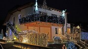 Mehr als 100.000 LED-Lichter sind am Haus und im Garten installiert.