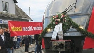 Mit Protest wurde 2011 der letzte Zug aus Oberwart verabschiedet. (Bild: Initiative Zukunft auf Schiene)