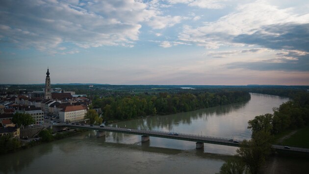 Die Grünen wollten nach Braunau (links) marschieren, kamen allerdings nicht weit. (Bild: Scharinger Daniel/Pressefoto Scharinger © Daniel Scharinger)