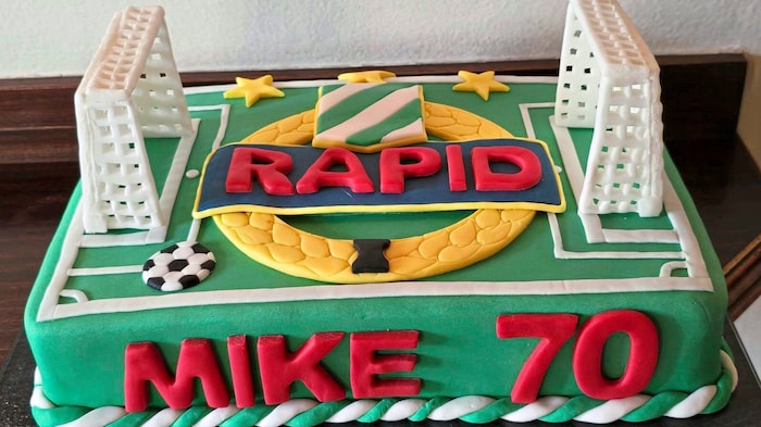 The jubilarian was delighted to receive a Rapid cake.